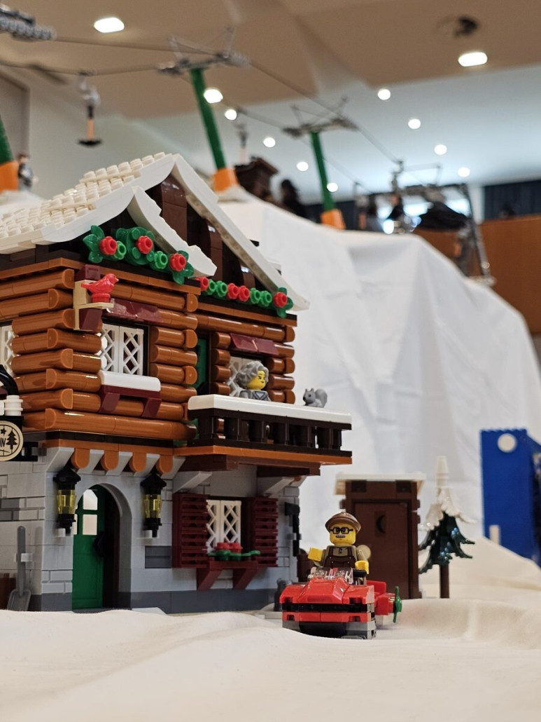 Dieses Modell hier ist ein offizielles Set von Lego und passt als urige Almhütte wunderbar in die Szenerie.