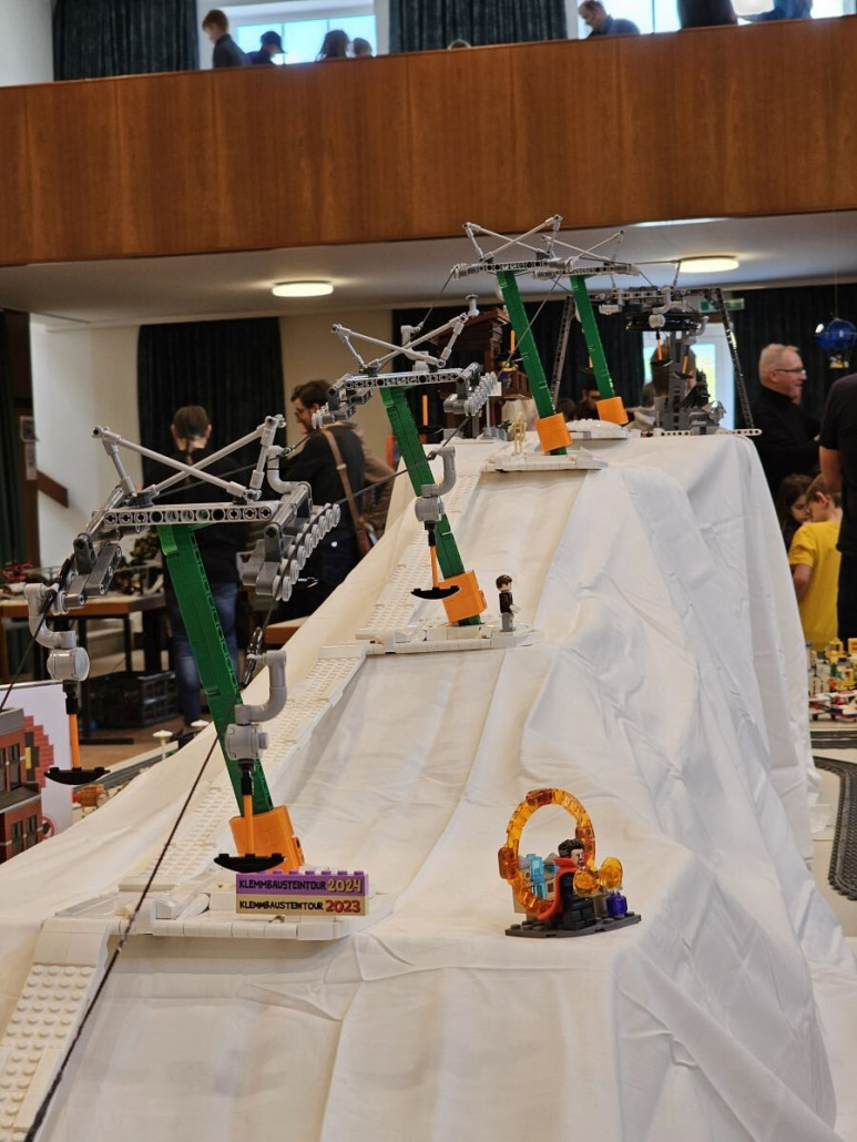 Der "Berg" besteht übrigens aus diversen IKEA-Boxen und zwei Leintüchern aus demselben Haus :D