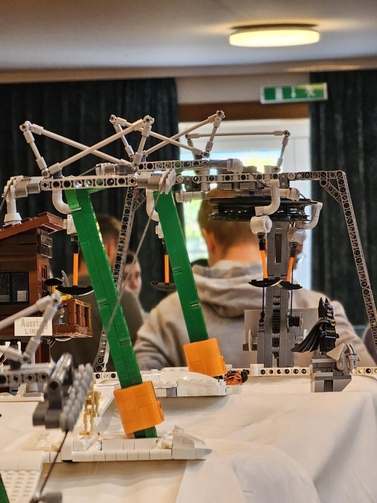 Die letzten zwei Stützen verfügen über 4er Robas, die das Förderseil - eine Mehrzweck-Schnur aus dem Baumarkt - in die Horizontale ablenken.