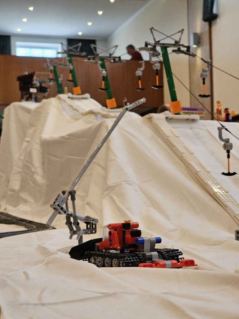 Die (höhenverstellbare) Schneelanze ist eine Eigenentwicklung, die kleine Technic-Pistenraupe ein offizielles Set aus dem Hause Lego.