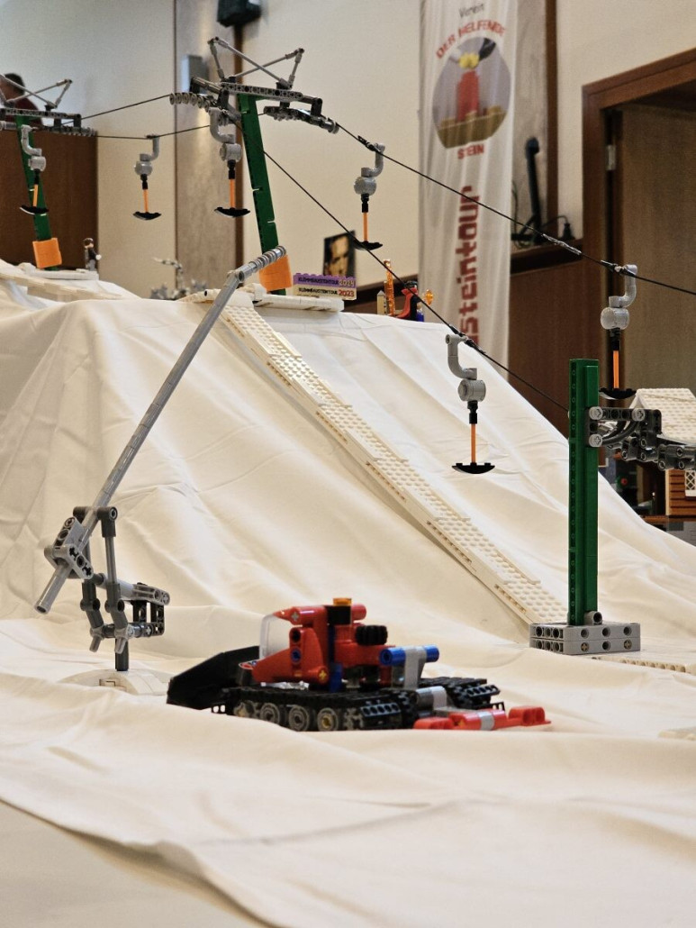 Obwohl nicht ganz im Minifiguren-Maßstab gehalten, passt die Raupe perfekt in das Diorama.