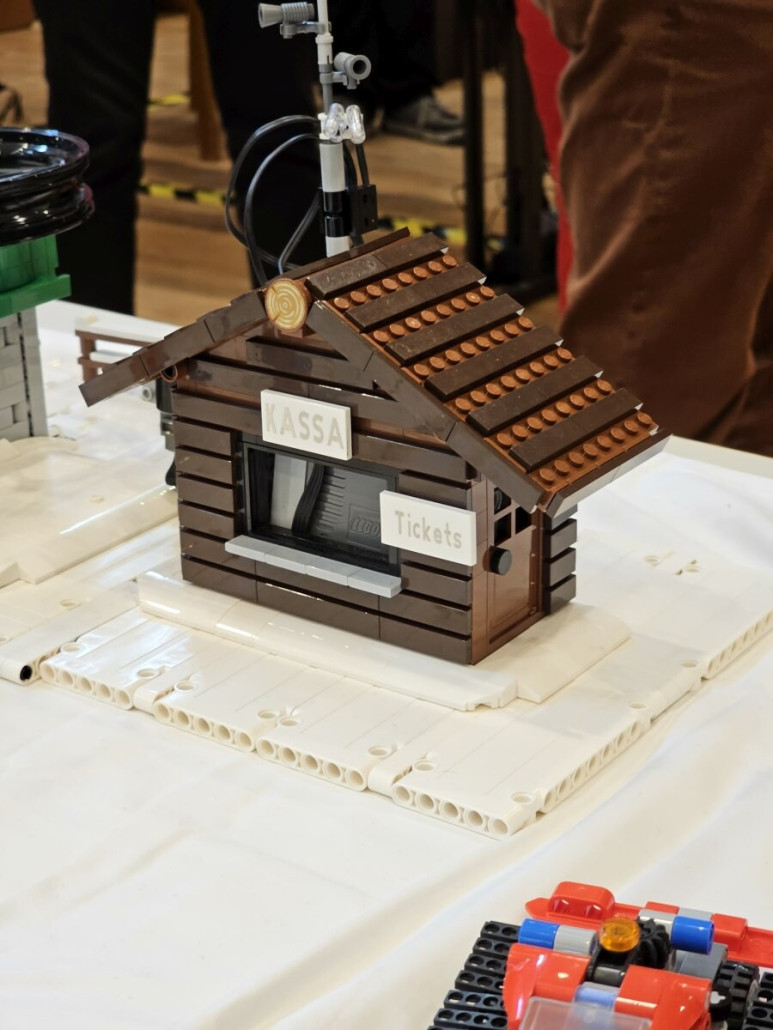 Innen drin befindet sich die Stromversorgung des Lifts in Form einer Batteriebox mit 6 AA-Batterien.