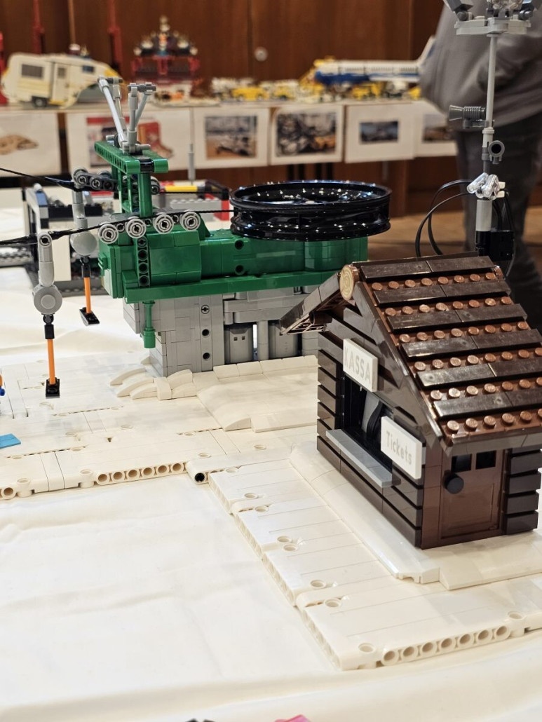 Am Masten nahe der Talstation habe ich notdürftig und äußerst rudimentär auch zwei Lego Power Functions Lichtmodule angebracht.