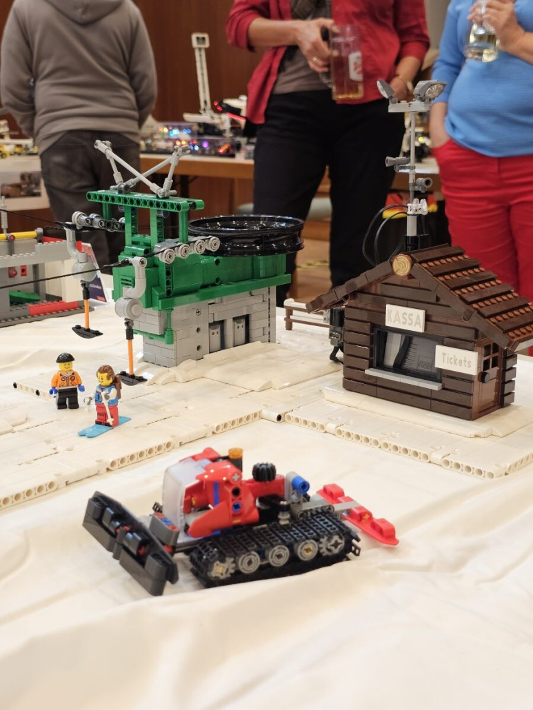 Talstation samt Pistenbully und Kassahäuschen.