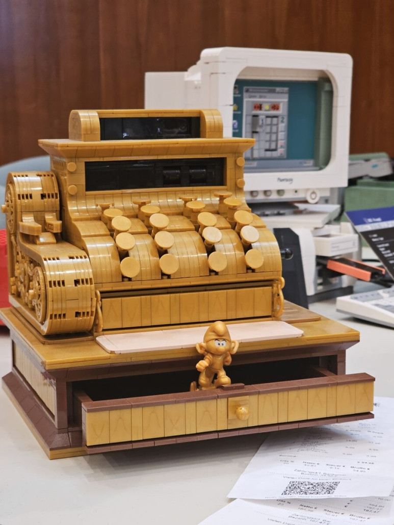 Beispielsweise diese "Alltagsgegenstände", die vollständig aus Klemmbausteinen gebaut wurden.