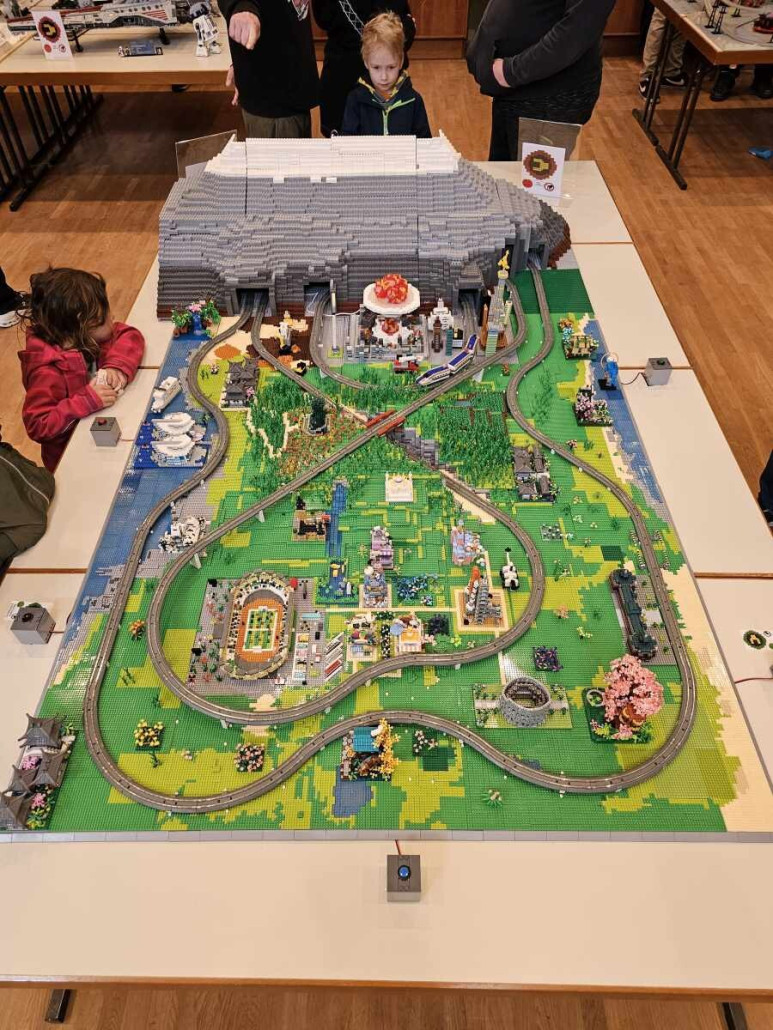 Eine Zugwelt aus Mini-Steinen.