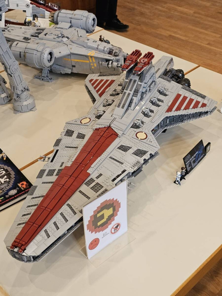 Etwas moderner: der riesige UCS Venator Class Cruiser von Lego Star Wars.