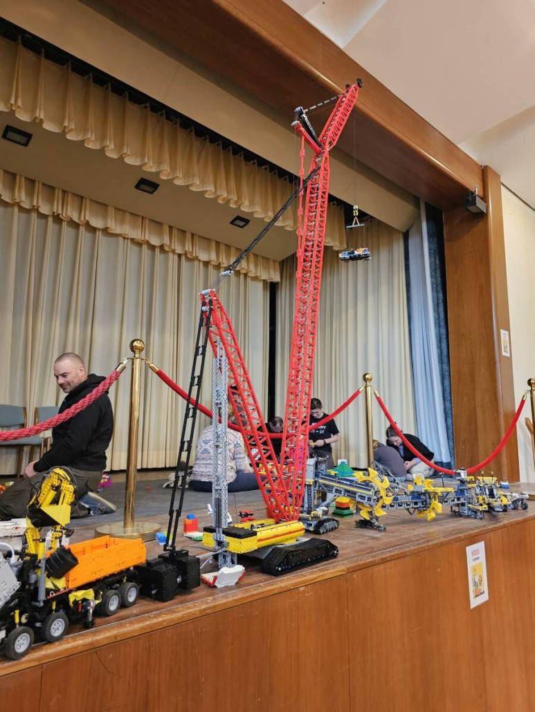 Das mit Abstand höchste Modell auf der Ausstellung: ein riesiger Raupenkran, der außerdem noch über RC ferngesteuert wird.