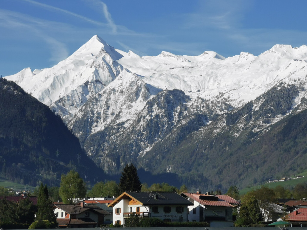 1. Unten grün, oben strahlend weiß.