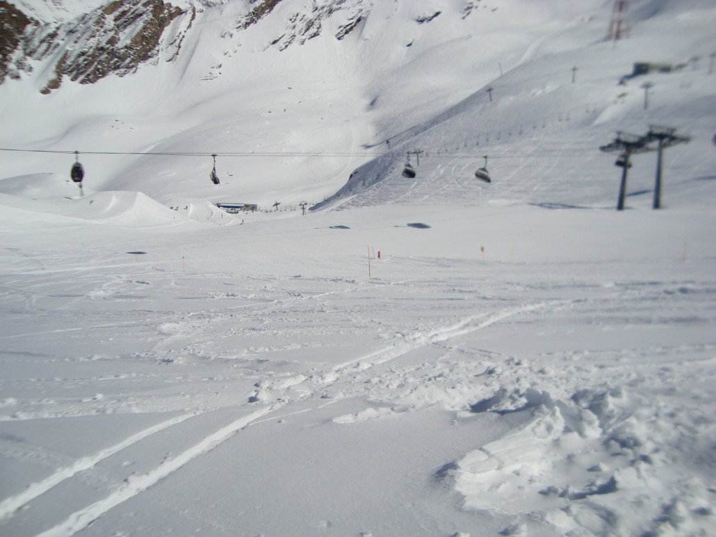 Blick Sonnenkarabfahrt. Normalerweise in dieser Zeit immer aufgefirnt und Haufen. Heute aber nicht!