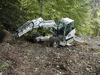 etwas für bully-fans: auch der bagger hängt an einer winde!