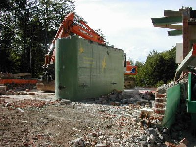 hier stieg man früher aus der gondel aus, jetzt steigt hier der baggerführer in den bagger ein.
