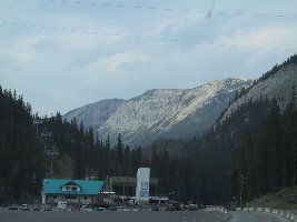 Die Bahn verläuft lange gerade aus, macht nen 90° Knick nach links, und dann kommt erst das Skigebiet!