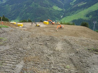 Hier der Standort der neuen Talstation, unterhalb der Mittelstation der Schönleiten EUB. Der Aushub ist gigantisch!
