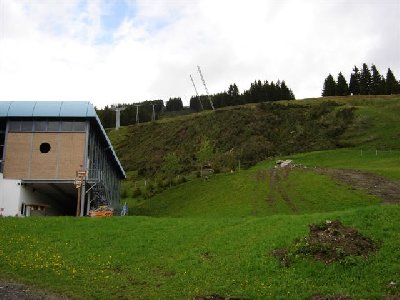 Die Materialseilbahn wurde diese Woche aufgestellt - zumindest wurden die Stützen schon aufgestellt. Der Trassenverlauf ist hier auch ganz gut sichtbar.