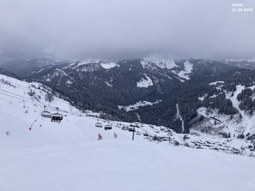 21. April, 17:03 Uhr... die letzten Skifahrer der Saison erreichen den Gipfel des Sessellifts von Rochassons.