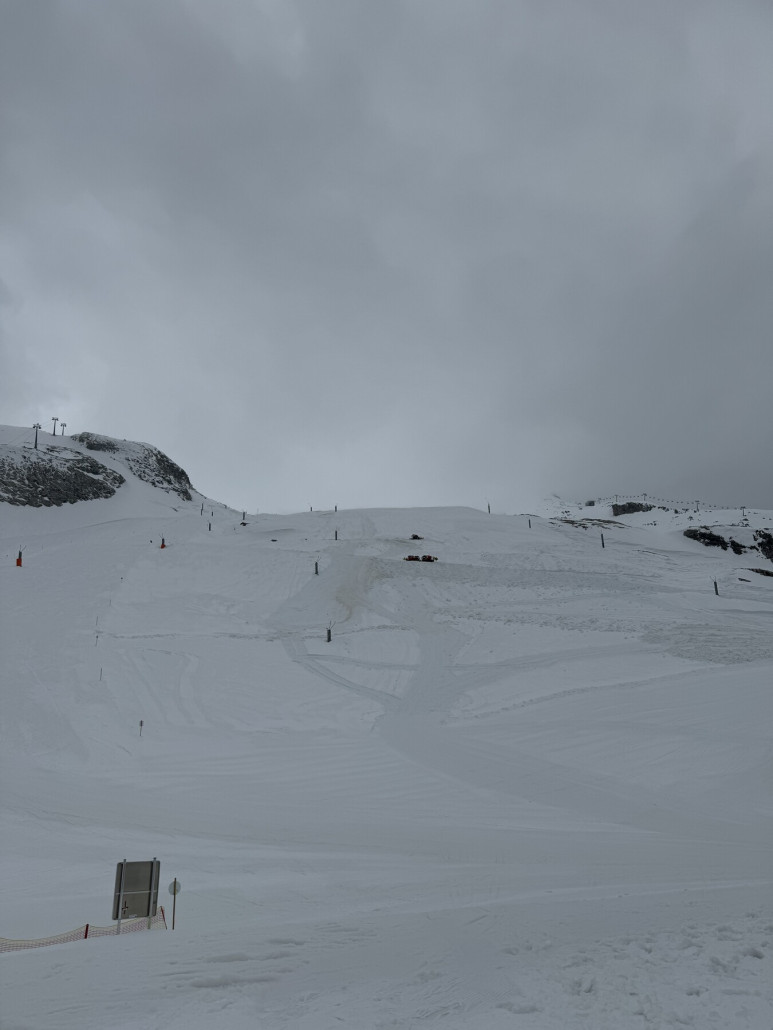 An der Abfahrt wird schon massiv Schnee verschoben