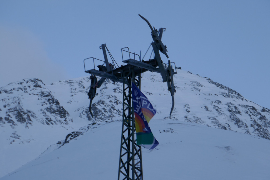 An der ersten Stütze wurde eine Flagge gehisst