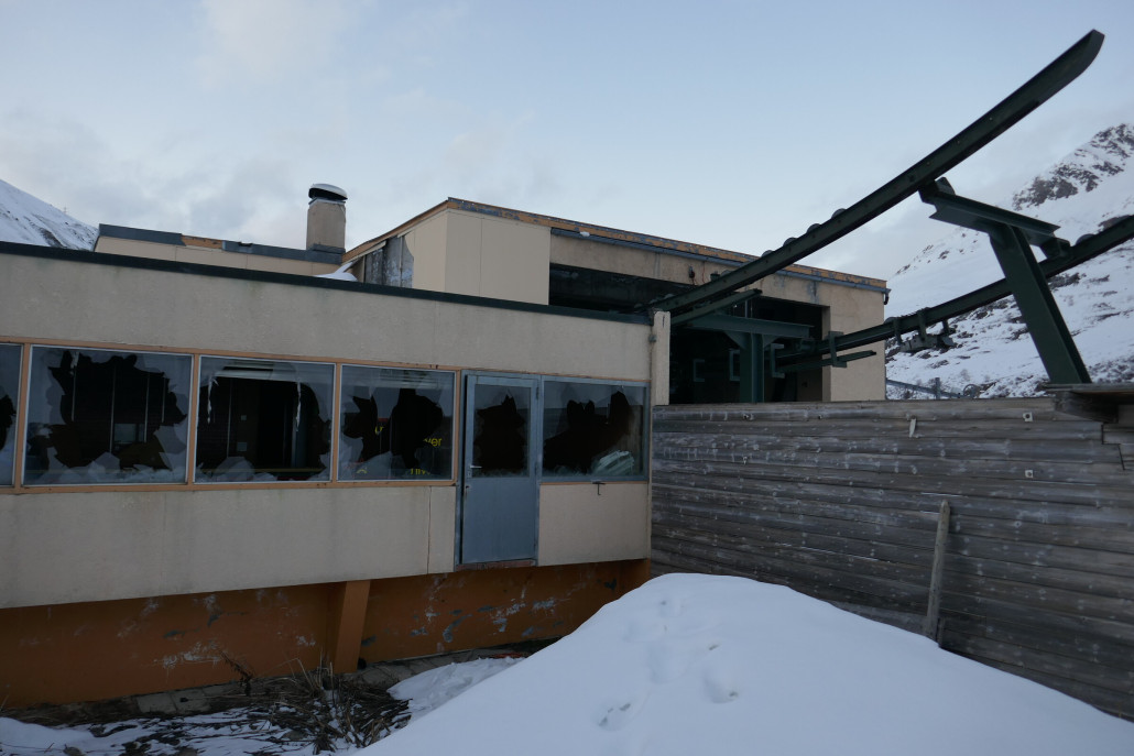 Restaurant und Ausfahrt Station