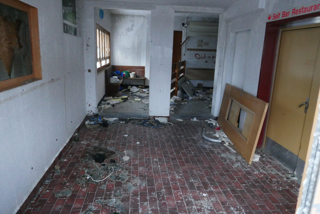 Innen. Hier ging es wohl geradeaus zur EUB, nach rechts ins Restaurant