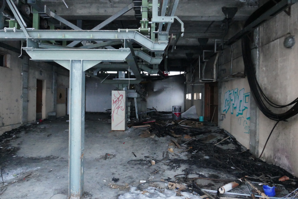 Talstation- Hier hat es rechts und hinten irgendwann in den letzten 1,5 Jahren gebrannt