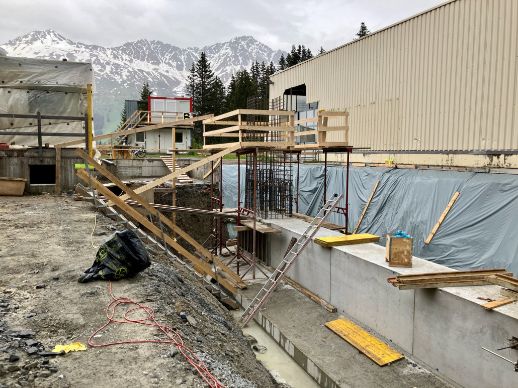 Baugrube mit neuem Stationsfundament