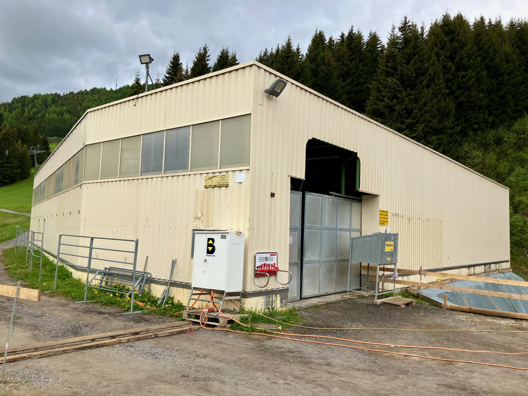 Garagierung des Vorgängers wird übernommen. Hoffentlich bekommt das schmucklose Wellblech noch einen hübschen Neuanstrich.