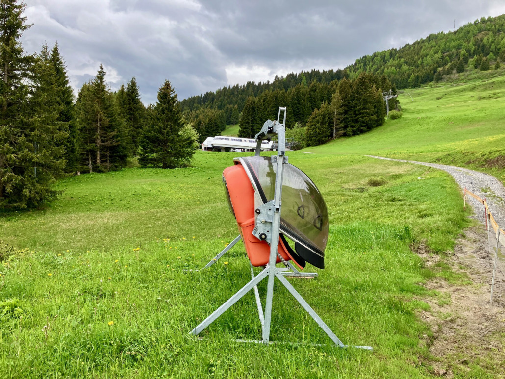Neue Ruhebank mit Regenschutz. Zum Glück sind diese unbequemen Dinger im Stätzertäli jetzt Vergangenheit.