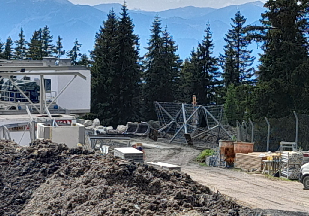 Hinter bzw. unterhalb der bestehenden Station wird gebaggert und Hangsicherungselemente sind auch vor Ort.