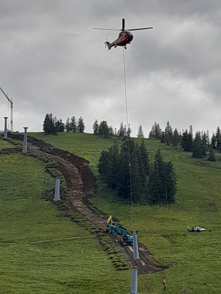 nur die obere Hälfte der Stütze wurde entfernt. Die (De-)Monteure gingen dann zur nächsten Stütze.