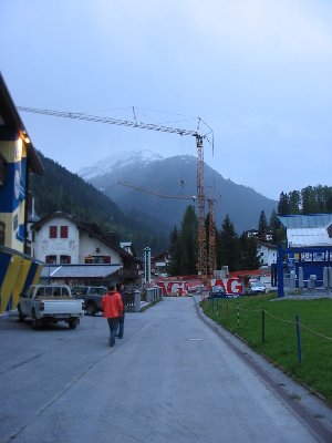 Ansicht von der KSB her - rechts im Ansatz die Talstation selbiger. Es stehen zwei Kräne.