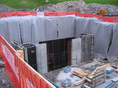 Betonarbeiten Talstation. Den Plänen nach dürfte die Konstruktion im Hintergrund mit dem Spannschacht zu tun haben.