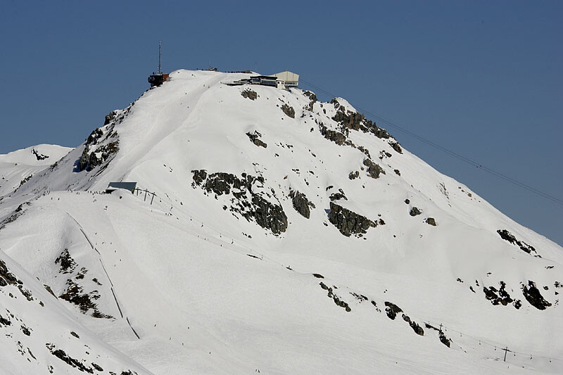 Bildnachweis und Lizenz: Wikimedia Commons / Fotograf: Roland Zumbühl / CC BY-SA 3.0. Blick auf den obersten, schmalen Teil der FIS-Abfahrtspiste bis zum Bereich der heutigen Carmenna-Endstation, der in einem 180-Grad Bogen umfahren wurde.