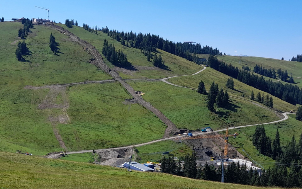 gesamte Strecke: neue Fundamente sind in Arbeit