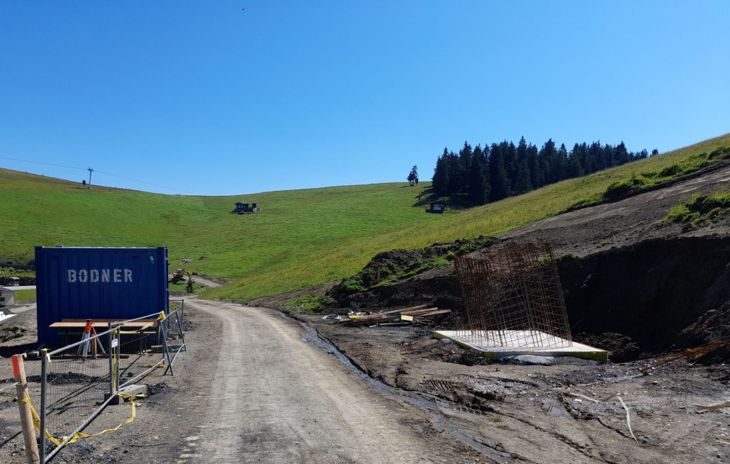 enorme Dimension eines Fundamentes: v. a. im Vgl. zum Container links