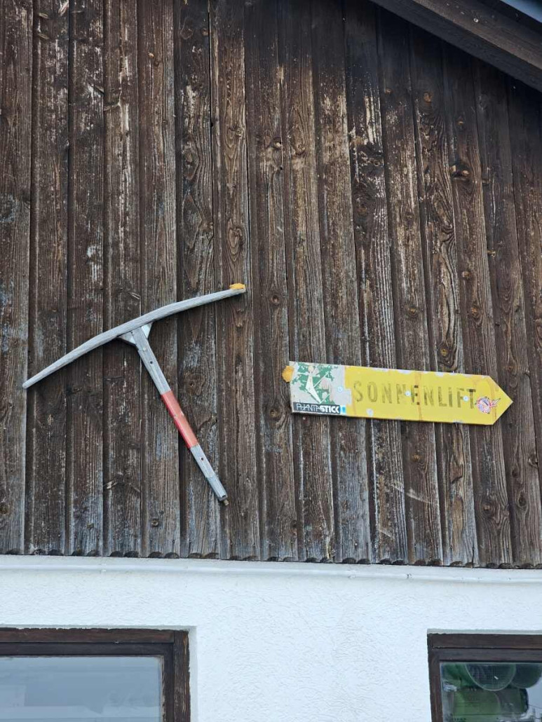 Damit auch schwermütige Nostalgiker beruhigt mit dem ersten Bericht abschließen können - hier ein Bild zu einem altehrwürdigen Holzbügel ;)