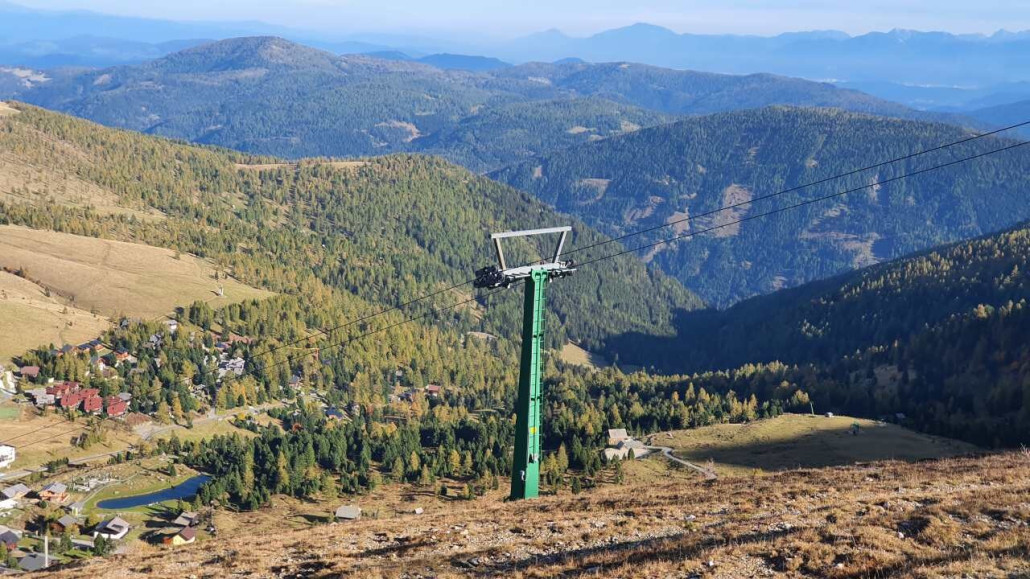 Rechts unten erkennt man gerade noch so den Zirmachlift, einen der letzten kultigen Kurzbügler in Kärnten.