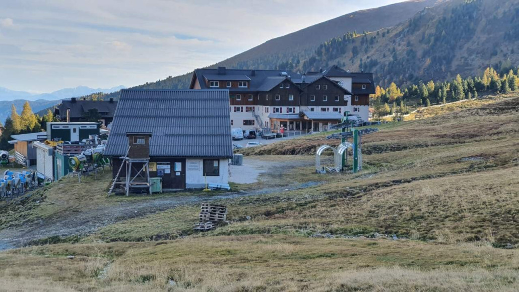 Talstation und Niederhaltestützen.