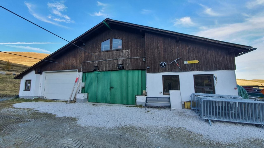 Die Talstation aus der Nähe - man beachte die (inzwischen entfernten) Robas über dem Tor.