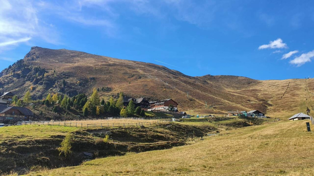 Vorne kann man den langen Falkertlift erahnen, im Hintergrund führt der Spitzlift bis knapp unterhalb des gleichnamigen Gipfels.