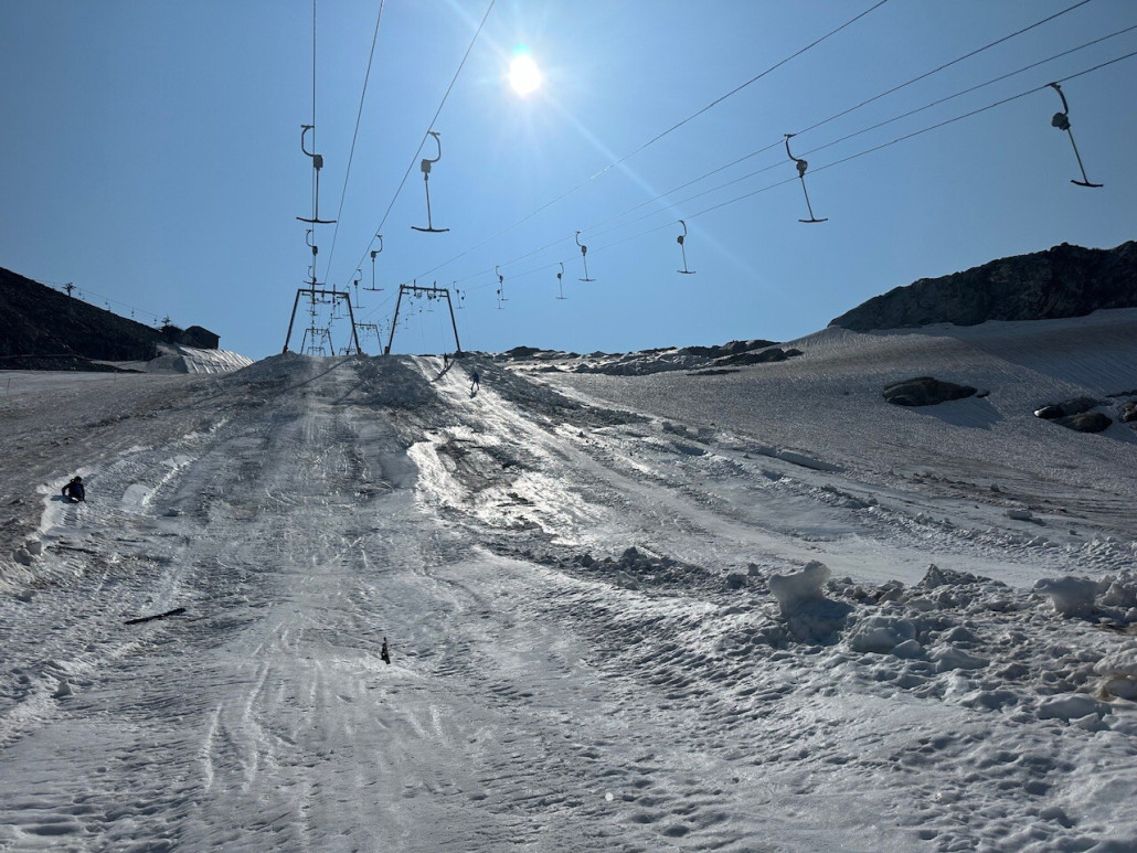 Die Trasse des GW SL ist inzwischen recht wellig, also hoher Abstand zwischen Seil und Boden zwischen den Stützen.<br />Das führt dazu, dass man (vor allem kleinere Kinder) abheben kann und es gab dadurch ungewöhnlich viele Stürze im Lift heute.