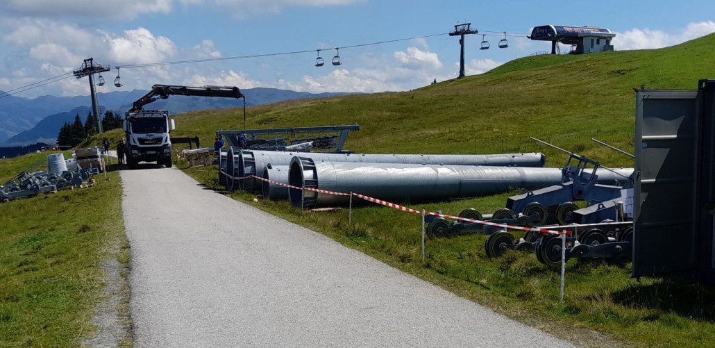 neues Material: wird wohl hier vor Ort dann für den Flug vorbereitet