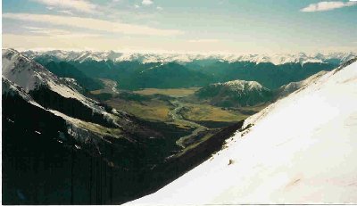 Aussicht vom Gipfel ins nächste Tal