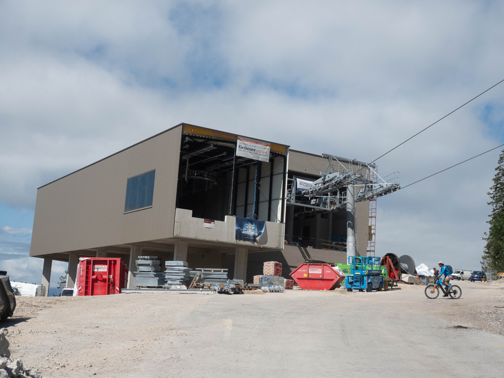 Mittelstation, links Gondelgarage, rechts Ausfahrt 2. Sektion