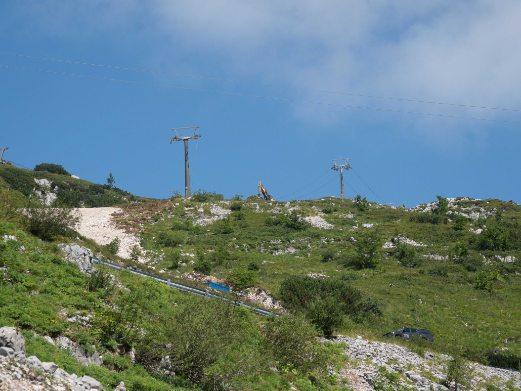 Für die Arbeiten wurde das Seil der 4-KSB Loserfenster hinuntergelassen, offenbar finden auch Geländekorrekturen der schwarzen Piste statt