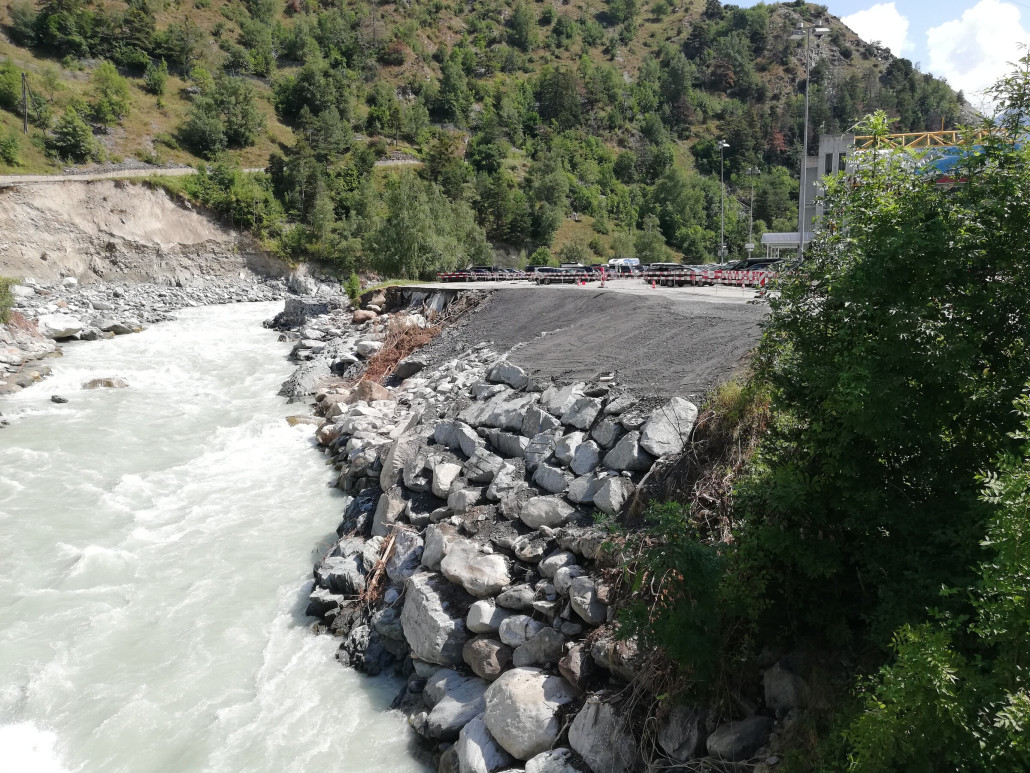 Beim "vorderen" Parkplatz wurde bereits damit begonnen, den Platz wieder zu stabilisieren. Foto: Lukasias1