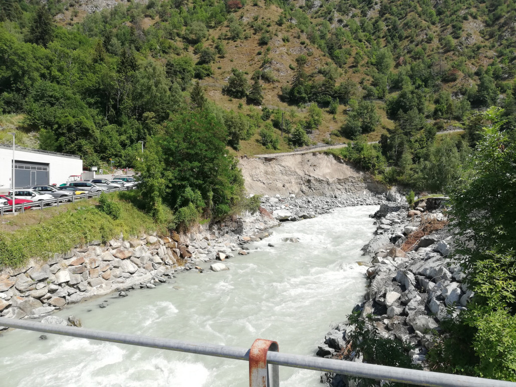 Der Hang gegenüber des Parkplatzes, die Strasse ist ziemlich weggerissen. Foto: Lukasias1