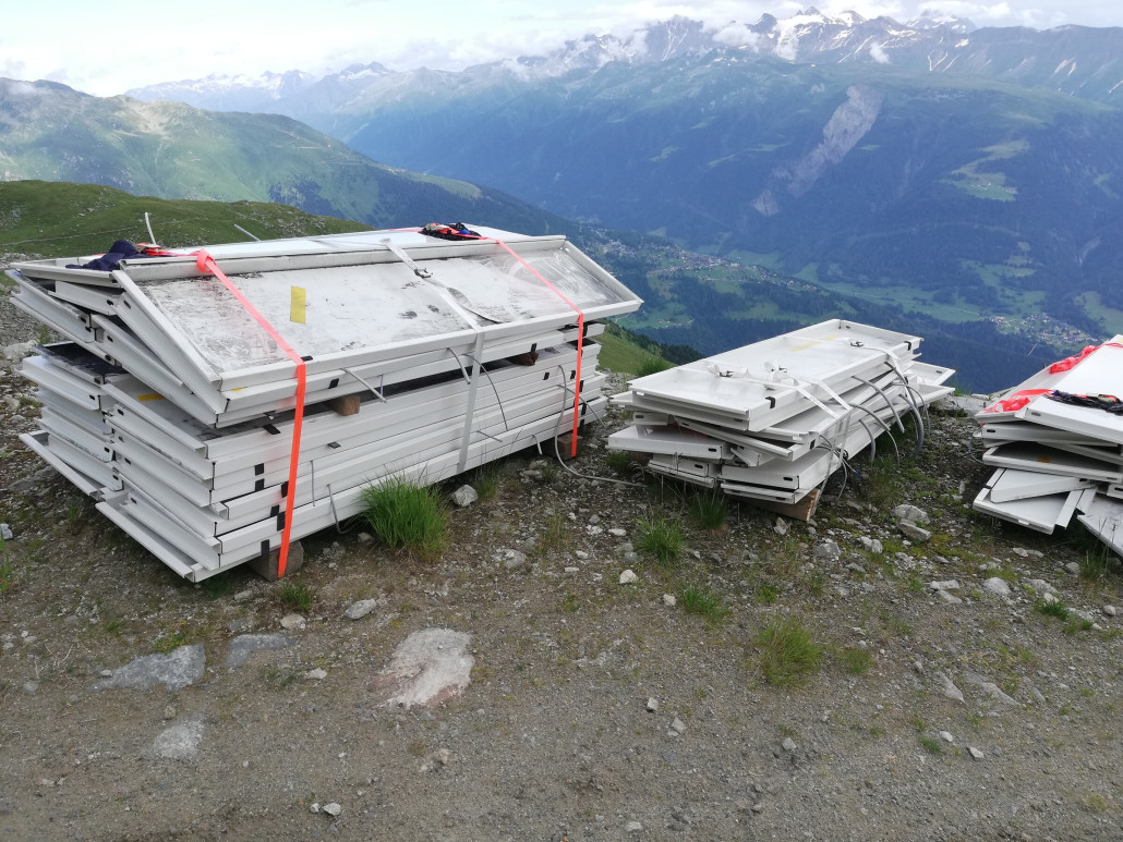Entlang des Ziehweges liegen überall Teile der Bergstation. Diese werden Stück für Stück zum neuen Standort transportiert und wieder neu installiert.