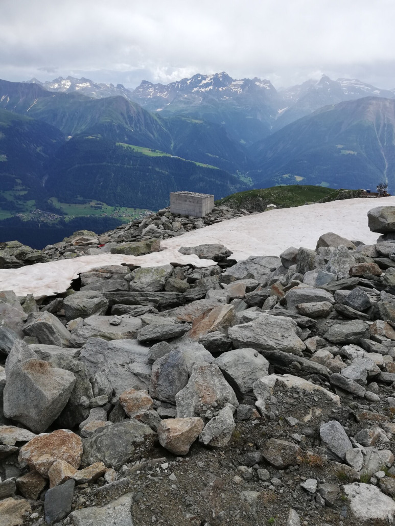 Auf der Strecke sind nur noch die Betonsockel zu sehen. Ob diese noch entfernt werden?