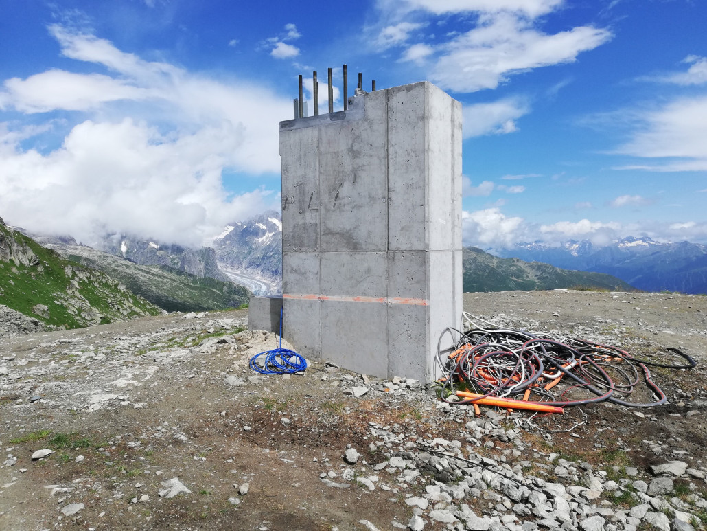 Von der ehemaligen Bergstation ist nur noch der Stationssteher zu sehen, alles andere ist weg.